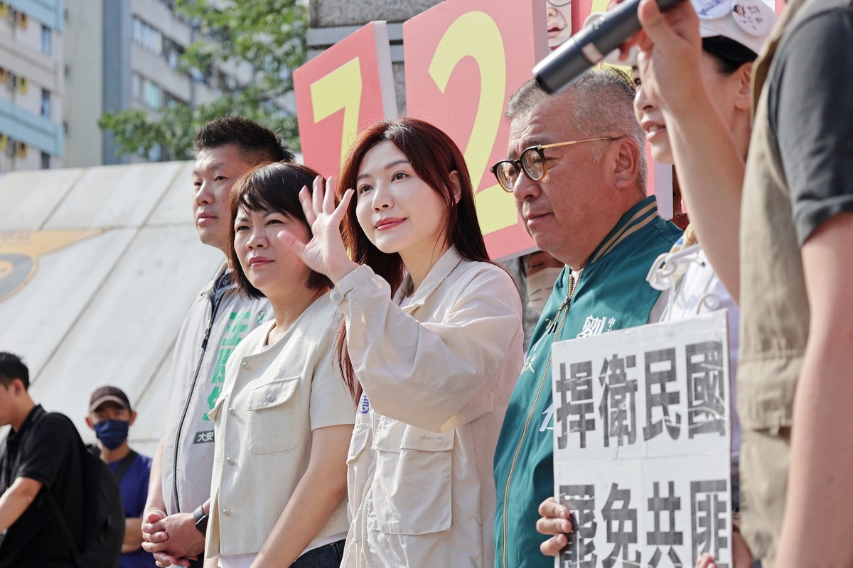 民進黨立委吳沛憶今（15）日現身質疑國民黨「先砍預算後捐款」，表示「砍完社福再假裝補救」 圖：取自吳沛憶臉書