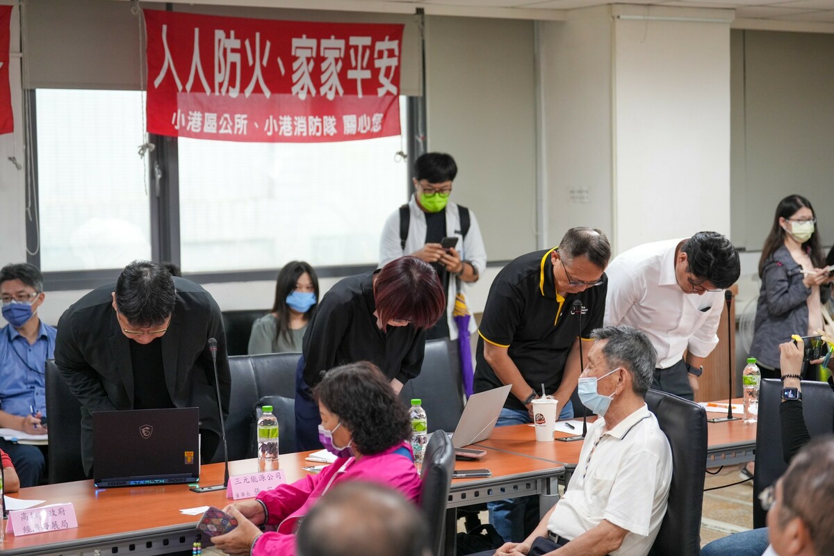 三元能源科技四位代表檢討會一開始先鞠躬道歉。 圖：賴瑞隆辦公室/提供