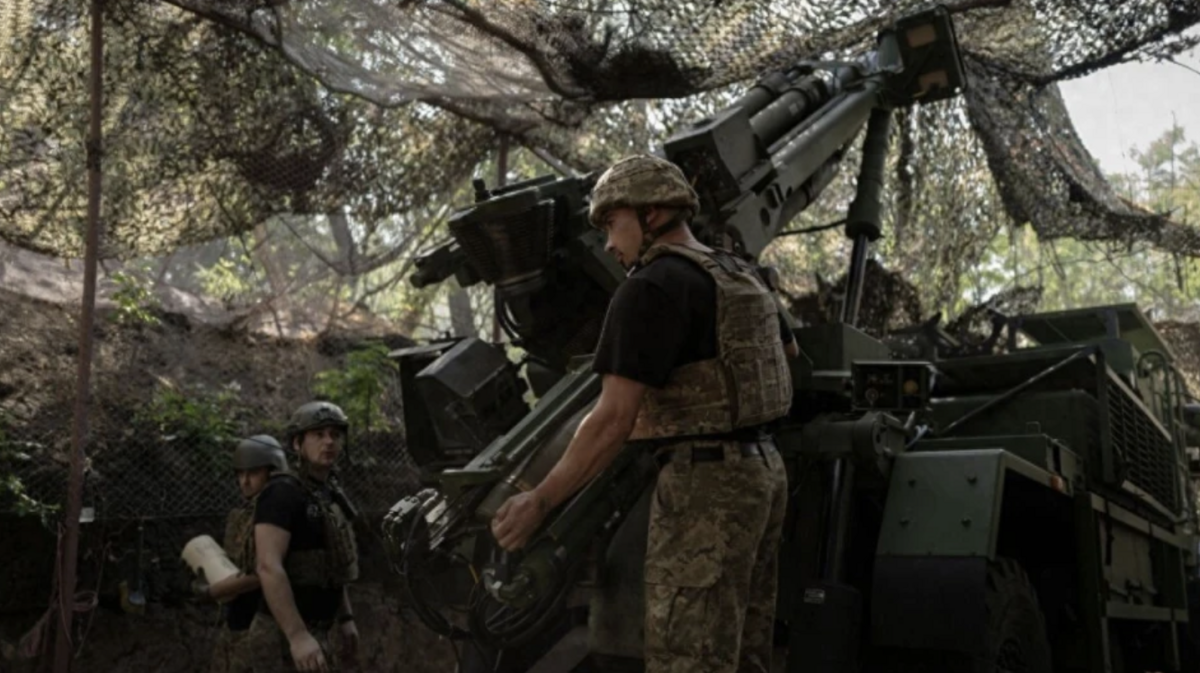 俄軍近期在紅軍村方向大舉集結兵力，兵力一度高達11萬人，意圖對烏軍防線發動決定性突破。不過截至 9 日，紅軍村依舊掌握在烏軍手中，雙方陷入消耗戰。 圖：翻攝自 金亮