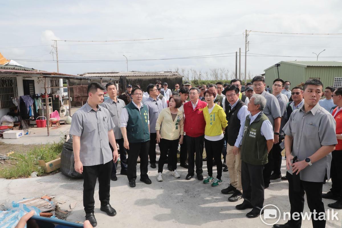 行政院院長卓榮泰今日南下，由台南市長黃偉哲陪同前往將軍區慰訪受丹娜絲風災影響的受災戶，聽取災民實際需求並瞭解災損情形。黃偉哲也藉機向卓揆爭取，盼中央體恤災民協助修繕補助，讓災民早日重建家園。 圖：台南市政府提供