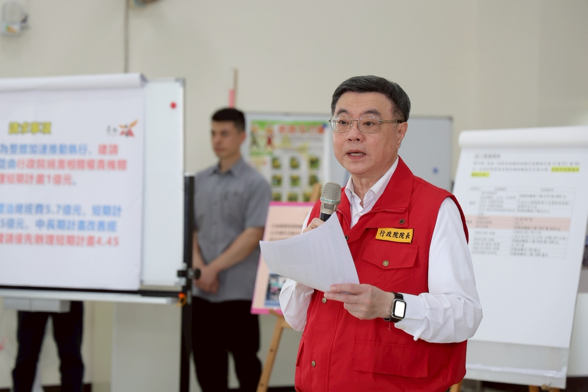 行政院長卓榮泰15日前往臺南市將軍區視察丹娜絲颱風風災災損。 圖：行政院提供