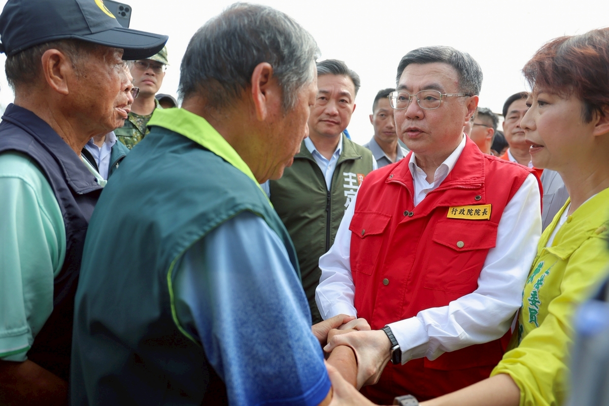 行政院長卓榮泰15日前往臺南市將軍區視察丹娜絲颱風風災災損。 圖：行政院提供