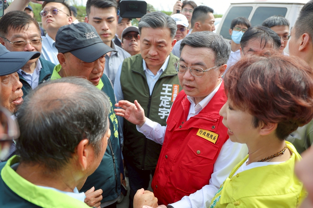 行政院長卓榮泰15日前往臺南市將軍區視察丹娜絲颱風風災災損。 圖：行政院提供