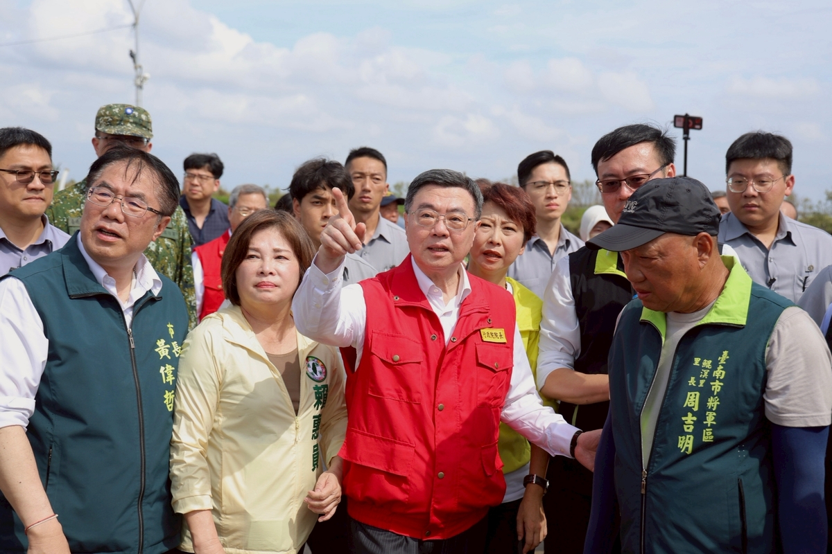 行政院長卓榮泰15日前往臺南市將軍區視察丹娜絲颱風風災災損。 圖：行政院提供