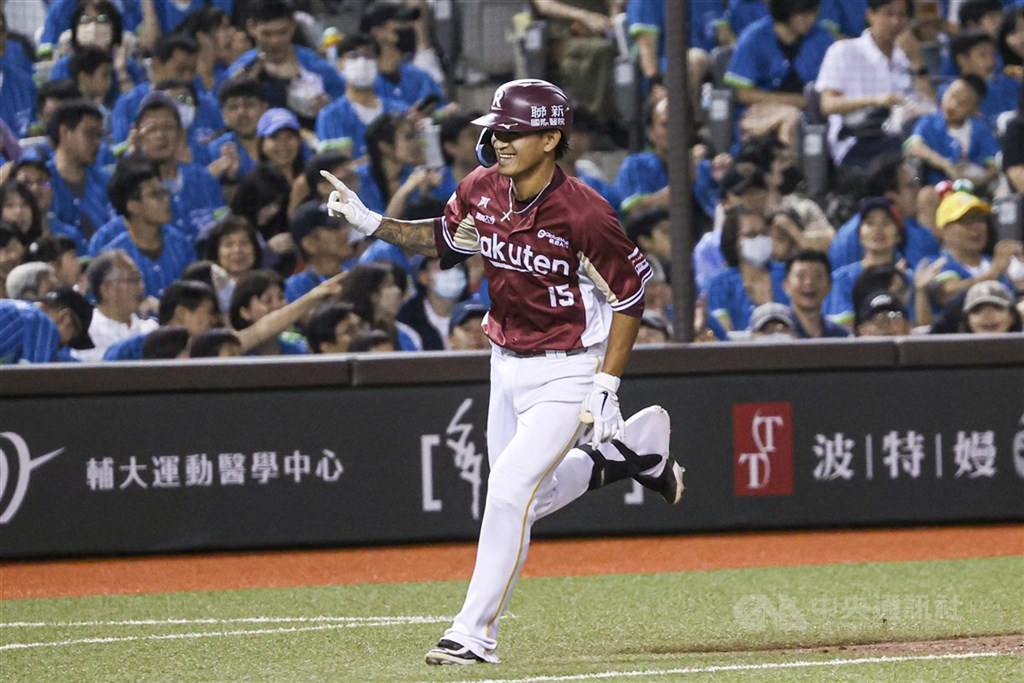 樂天桃猿隊野手林子偉中職明星賽參加「鐵捕封殺王」，過去美職大聯盟期間有蹲捕出賽紀錄，笑說比準度可能有機會。（中央社檔案照片）