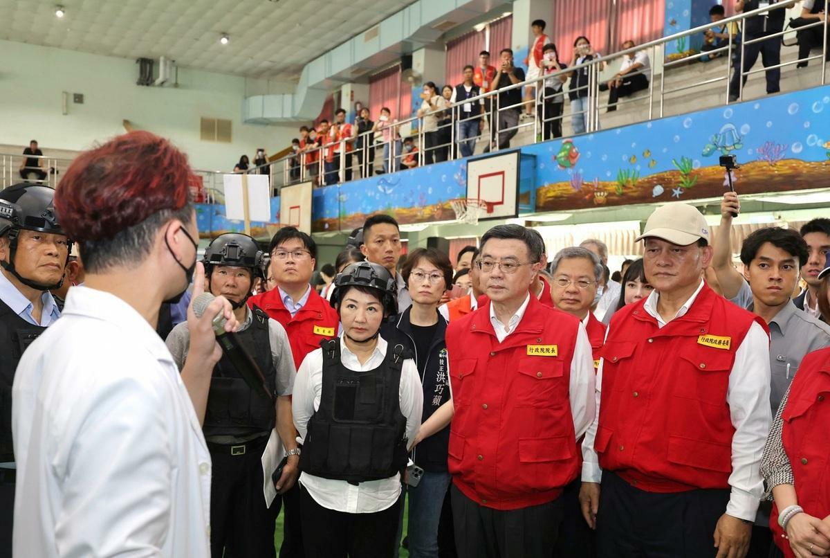 2025城鎮韌性（全民防衛動員）演習今（15）日在台中市展開，行政院長卓榮泰和台中市長盧秀燕「同框」前往台中梧棲區了解急救站與救濟站演練作業。 圖：行政院提供