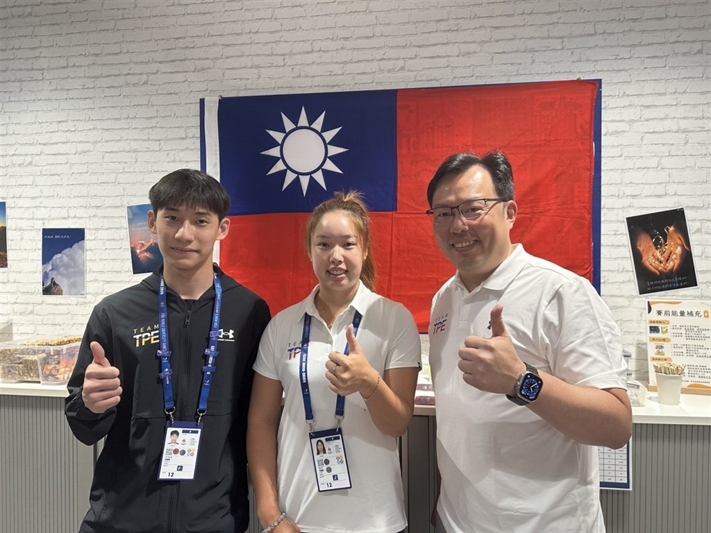台灣男子擊劍好手陳弈通（左）和楊亞依（中），將擔任德國世大運台灣代表團的開幕式掌旗官。（體育署提供）中央社記者黎建忠傳真114年7月15日