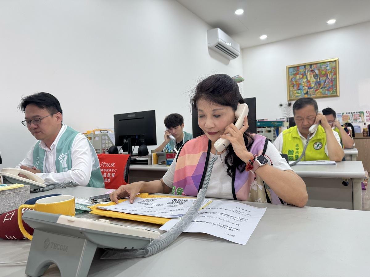 林楚茵與志工總部成員一同打電話催票，呼籲民眾726投下「同意票」。 圖：罷免團體提供