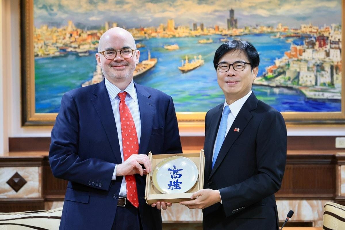 陳其邁(右)致贈谷立言(左)代表高雄的紀念品。 圖：高雄市行國處/提供