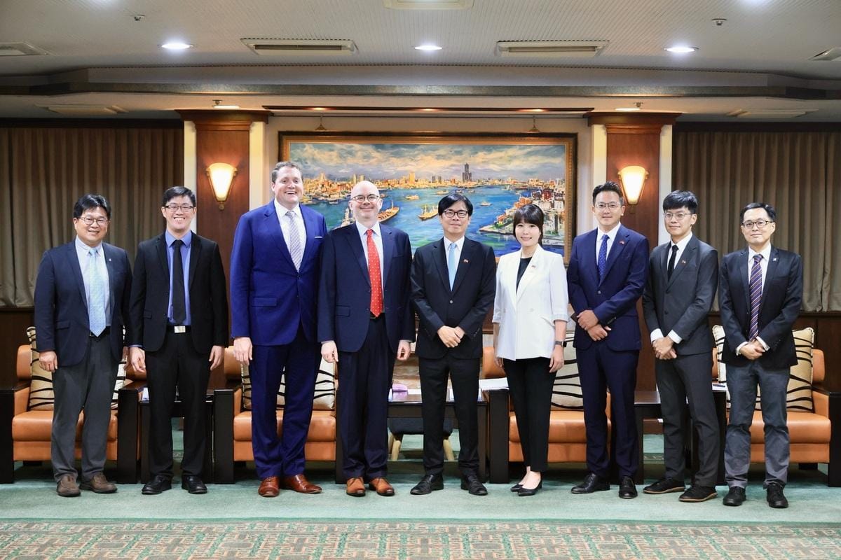 谷立言(左四)上任以來第二度拜會高雄市政府。 圖：高雄市行國處/提供
