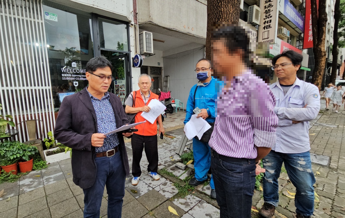 孫春良(左一)向非法日租業者宣讀斷水斷電的相關法條。 圖：高雄市觀光局/提供