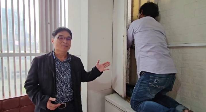 孫春良(左)現場監督台電技師拆除非法日租旅宿電表。 圖：高雄市觀光局/提供