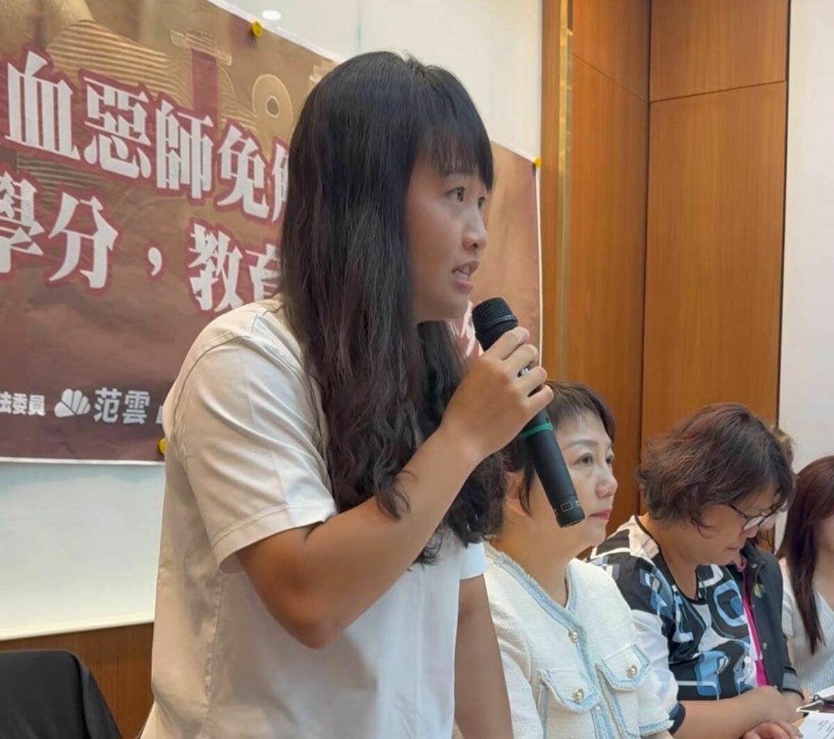 簡奇陞記者會摘下面罩發聲，質問校方是否能還畢業證書與見不到的爸爸，揭女足隊員遭脅迫悲劇。 圖：翻攝自石明謹　臉書專頁