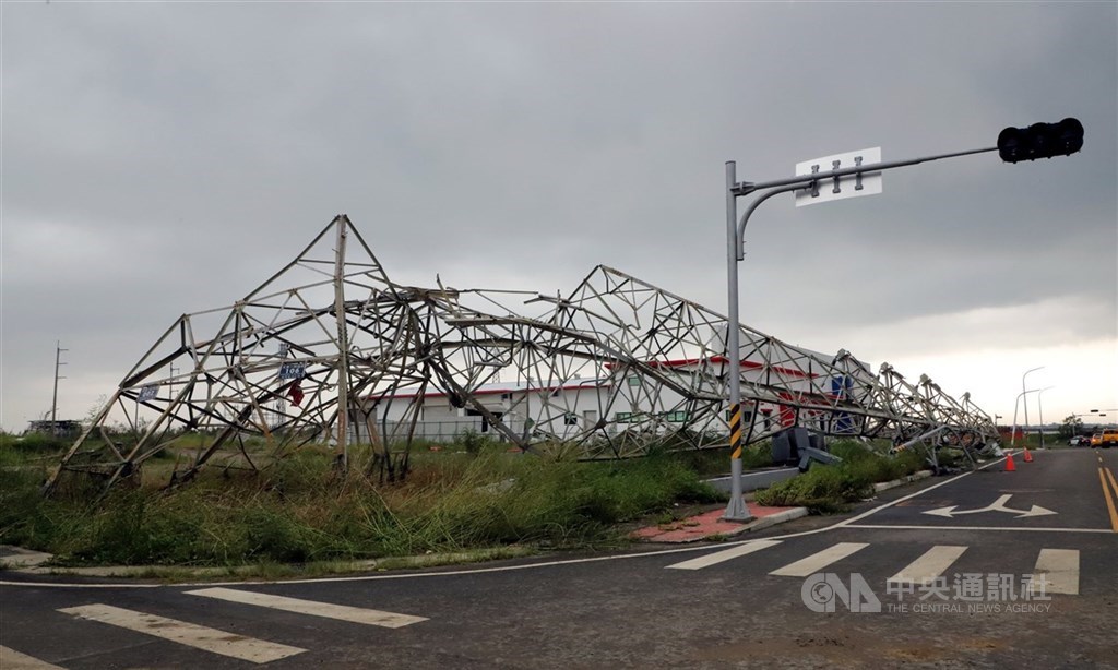 圖為台電嘉義布袋「新塭－永華線」輸電塔倒塌。（中央社檔案照片）