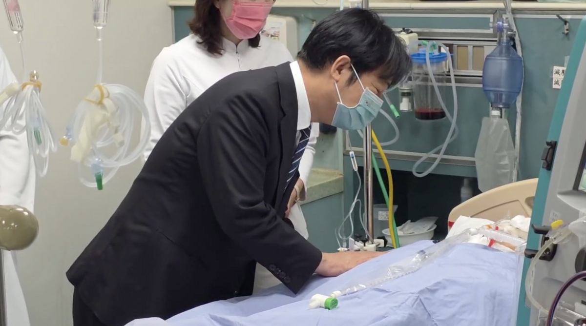 賴清德赴台南柳營奇美醫院探視李元瀚，並說「大家都在等你」。 圖：總統府提供