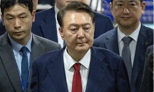 前韓國總統尹錫悅因拒絕配合前第一夫人金建希弊案調查，遭法院簽發拘留命令。 圖：翻攝陸網/海風觀察