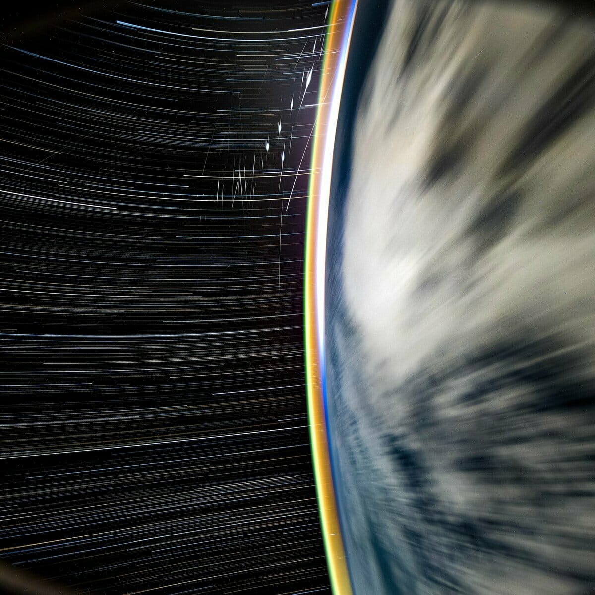 SpaceX Crew 9 Dragon 拍攝到的高解析度星軌影像 圖：翻攝自 X @astro_Pettit