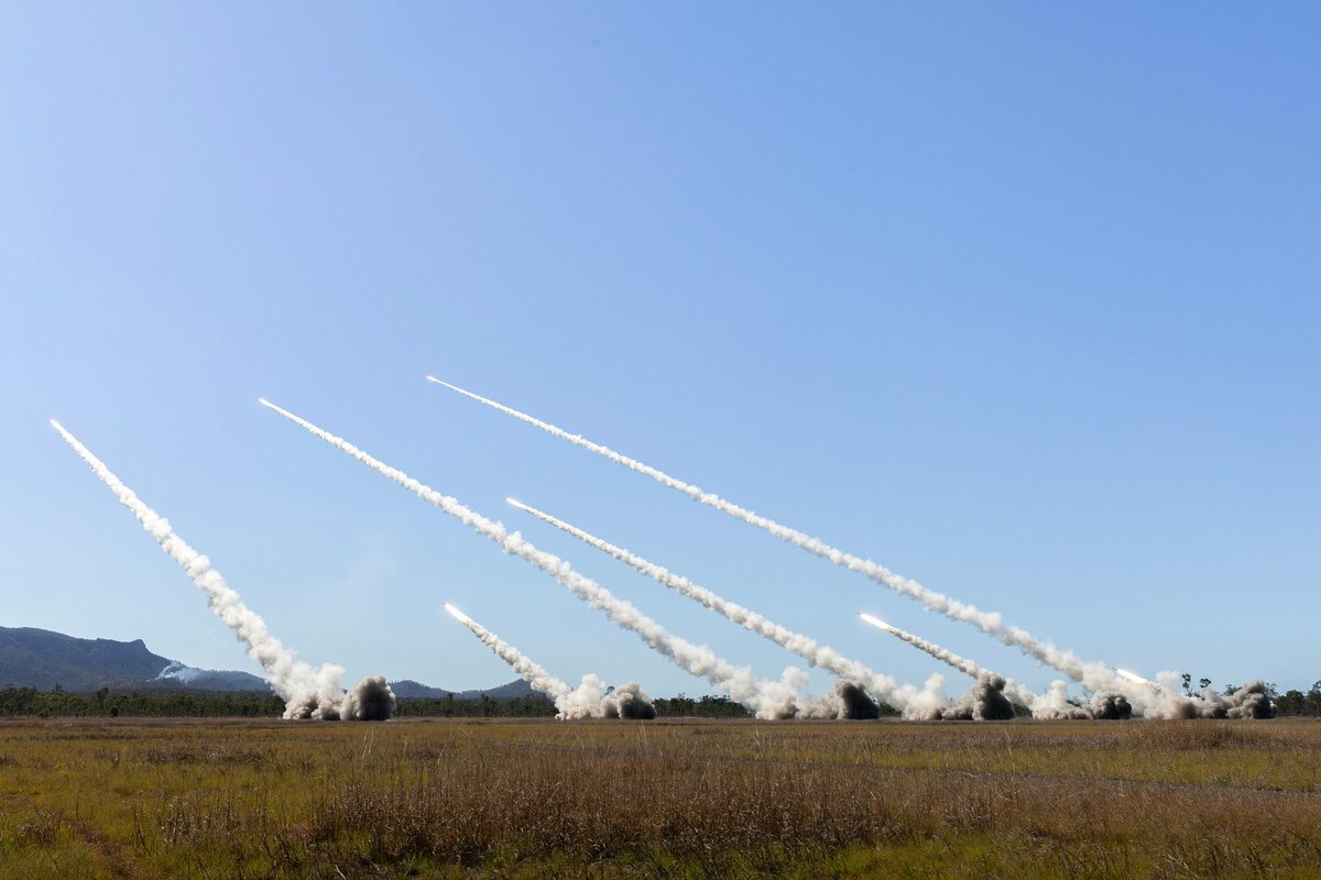 「護身軍刀」軍演，高機動性海馬士多管火箭系統（HIMARS）齊射。 圖：翻攝「X」@TalismanSabre