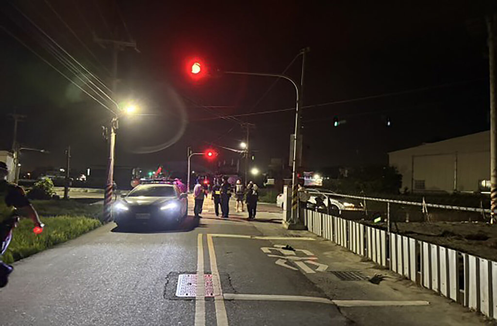 陳姓女子113年10月晚間騎車載女兒遭黃姓男子開車撞擊，女兒搶救不治；彰化地院認定，黃男未讓幹道車優先通行為肇事主因，陳女疏未注意減速為次因，各依過失致死罪處10月、2月徒刑，陳女獲緩刑。（民眾提供）中央社記者鄭維真傳真　114年7月16日