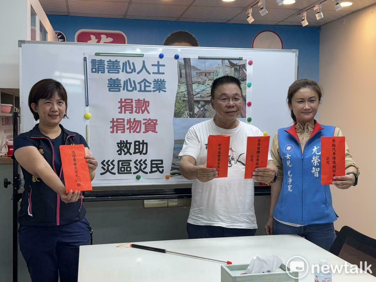 丹娜絲颱風造成嘉南地區嚴重災情，台南市議會國民黨團發言人蔡育輝、議員參選人尤淨寬和後壁區農會總幹事林怡歆舉行記者會，懇請善心人士及熱血志工，有錢出錢有力出力，協助災民度過難關。 圖：黃博郎／攝