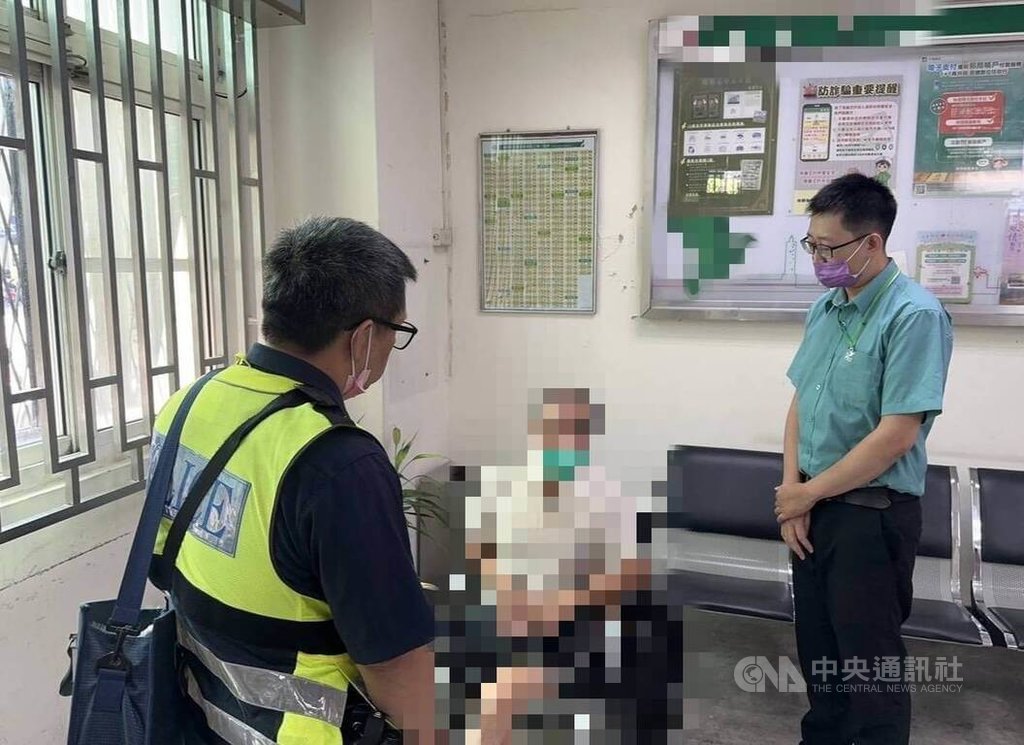 台中林姓男子（中）日前在網路認識女網友，對方誆稱經營檳榔攤生意、穩定獲利，林男欲轉帳新台幣20萬元至指定帳戶投資，行員發現有異報警，員警到場確認為「假交友真詐財」，及時阻詐。（翻攝照片）中央社記者蘇木春傳真　114年7月16日
