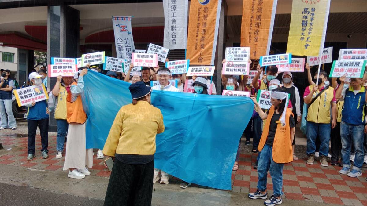 抗議人士以行動劇重現僾彼診所老闆的惡形惡狀。 圖：孫家銘攝