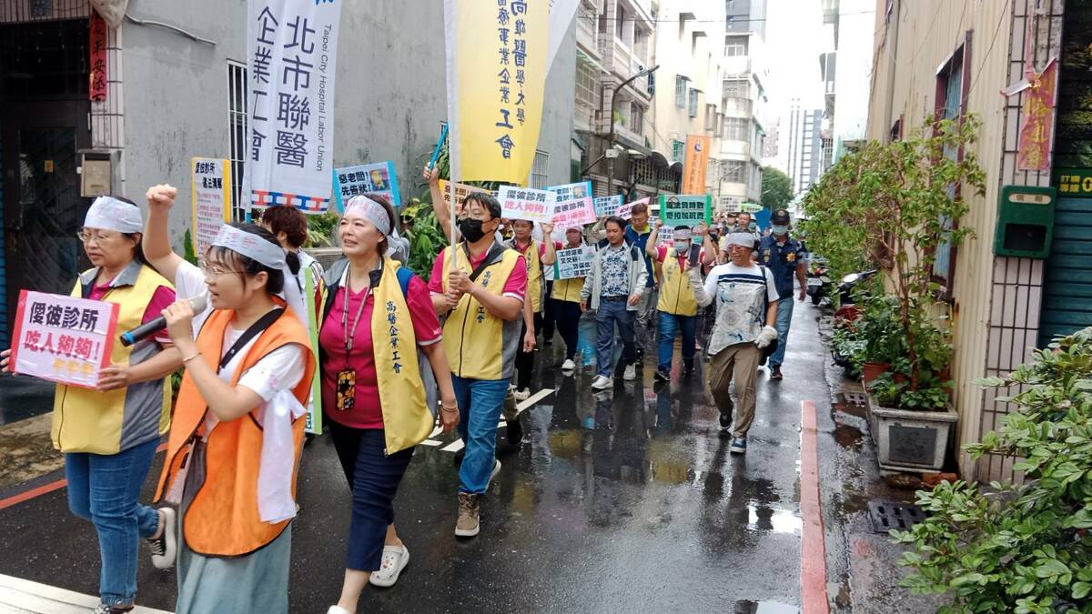 抗議人士在僾彼診所附近巷路遊行，向鄰居揭發診所的惡劣行徑。 圖：孫家銘攝