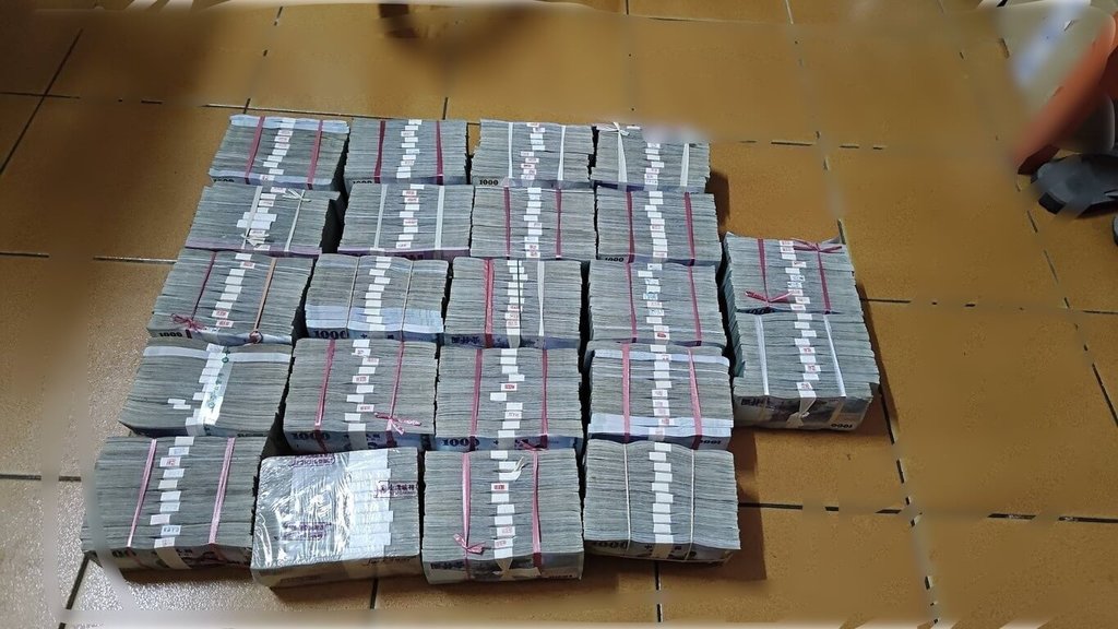 台中市1名醫師加入股票投資群組，誤信中籤74張新股，被要求繳納新台幣2200萬元認購款，經員警埋伏逮獲收款車手，阻止騙局。（民眾提供）中央社記者郝雪卿傳真  114年7月16日