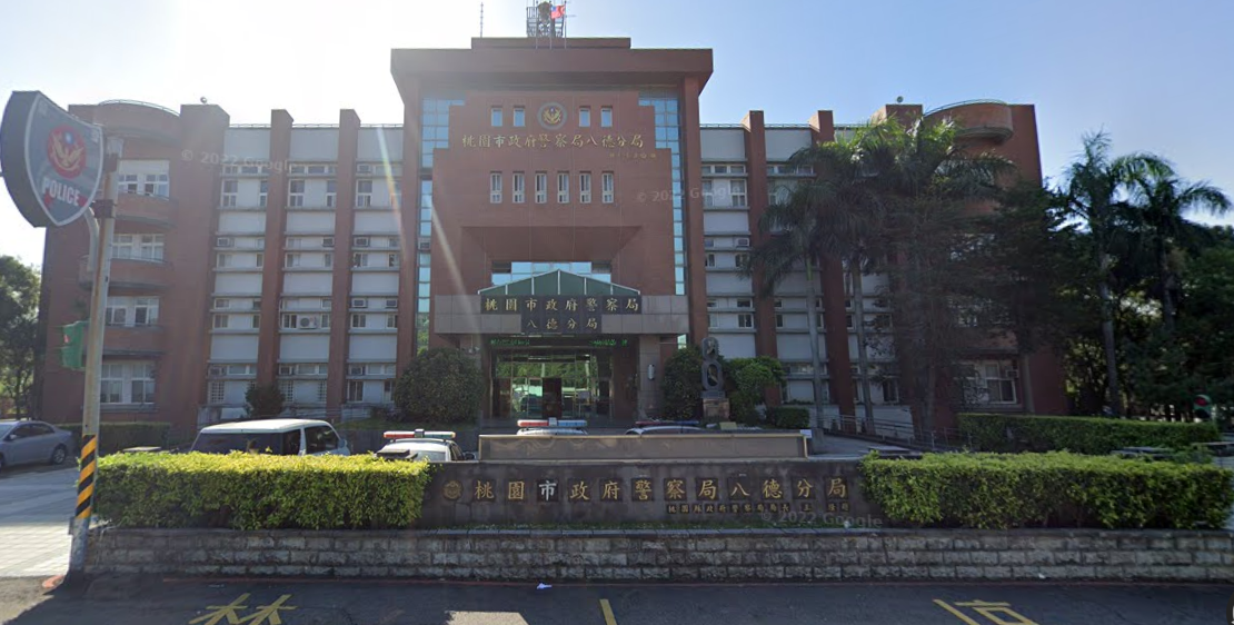 桃園八德員警追緝酒駕車，竟遭對方衝撞，連開5槍擊斃後座乘客，最終獲判無罪確定。 圖：翻攝「Google 街景服務」