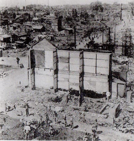 1945年8月14日至15日夜間，近 90架美國 B—29 轟炸機向日本熊谷投下約 6,000噸的凝固汽油彈，造成的火災高達 800～1,200攝氏度，至少造成 260人死亡，3,000人受傷，這座擁有 47,000人口的城市，幾乎75%住地成為廢墟。 圖:翻攝自X帳號@xasimoto