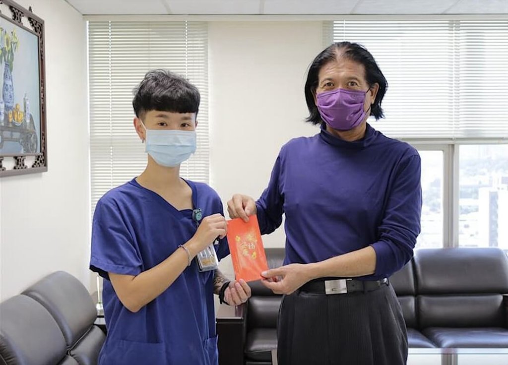一名女病患日前在苗栗縣為恭紀念醫院急診室突然情緒失控，持利剪意圖攻擊醫師後頸部，幸護理師朱銘慧（左）機警察覺，徒手制伏女子，院長李文源（右）16日頒發獎金表揚。（為恭紀念醫院提供）中央社記者管瑞平傳真　114年7月16日