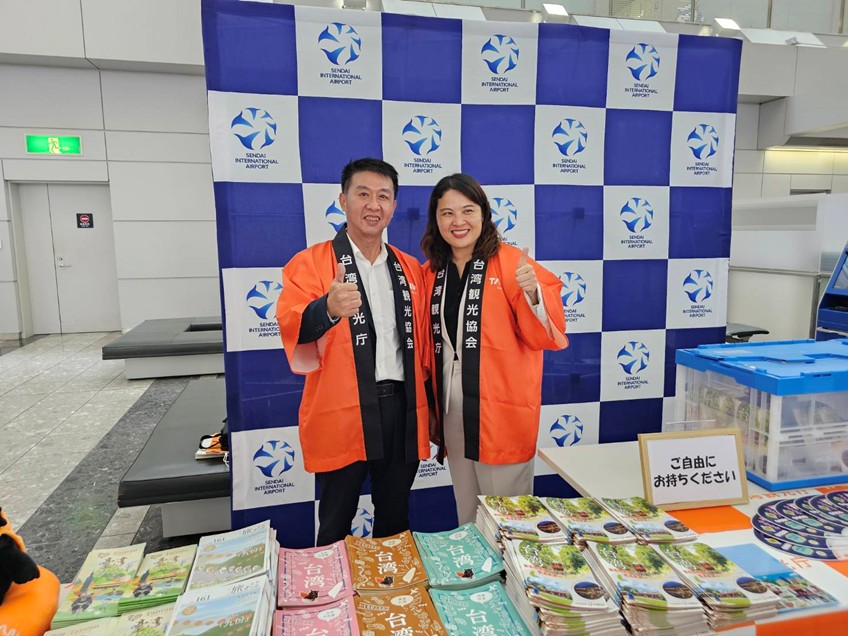 許智傑(左)受邀出席在仙台機場舉行的首航典禮。 圖：許智傑辦公室/提供