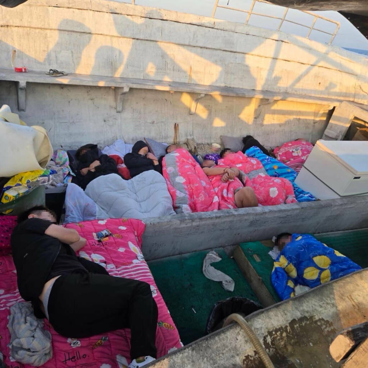 屏東地檢署偵破以許姓犯嫌為首的偷渡集團，集團安排10名偷渡客，3月間輾轉搭乘「億錩號」漁船，欲前往柬埔寨從事詐騙工作，遭海巡攔截押返。（屏東地檢署提供）中央社記者黃郁菁傳真　114年7月16日