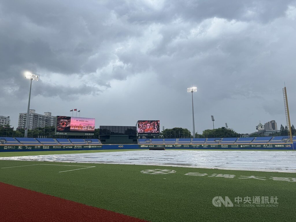 中華職棒統一獅隊16日因更換主場，睽違7年再度來到新莊棒球場擔綱主場球隊，將交手富邦悍將隊，雖然賽前一度下雨，不過雨勢已停。中央社記者楊啟芳攝  114年7月16日