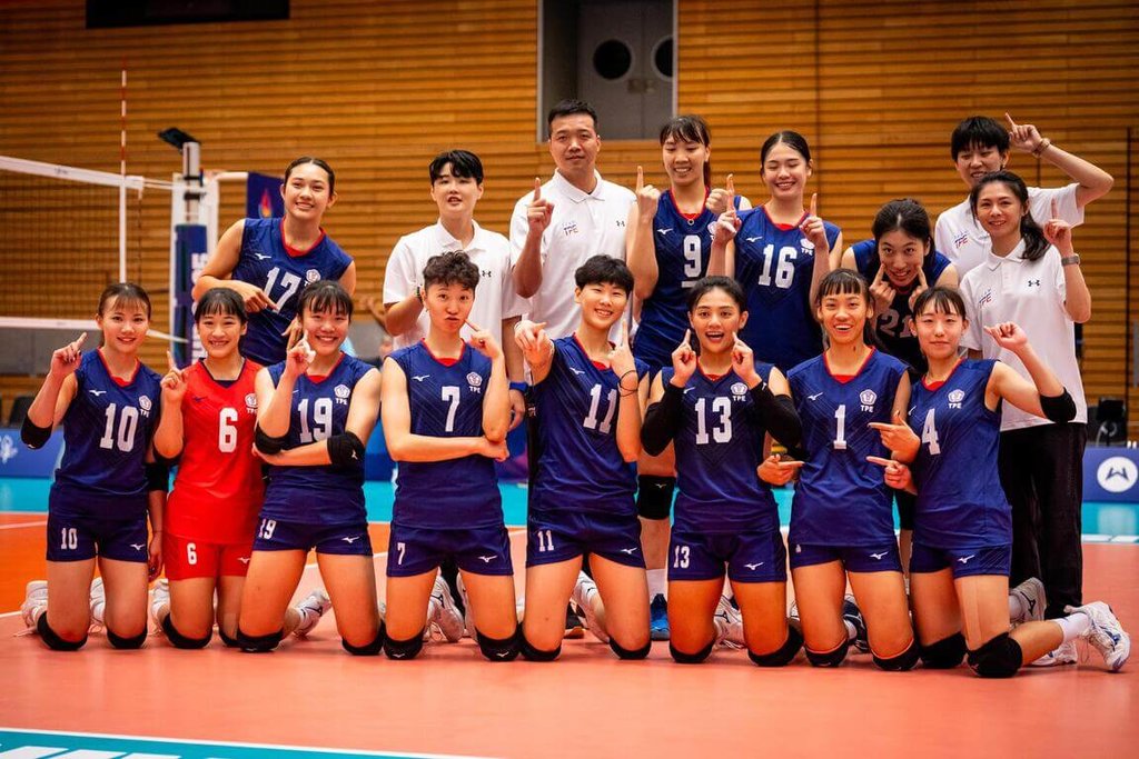 德國萊茵魯爾世大運16日正式登場，台灣女排（圖）在開幕式前率先亮相，分組賽首戰以25比13、25比10、25比18順利擊敗澳洲隊，賽後全隊開心合影。（FISU提供）中央社記者陳容琛傳真　114年7月16日