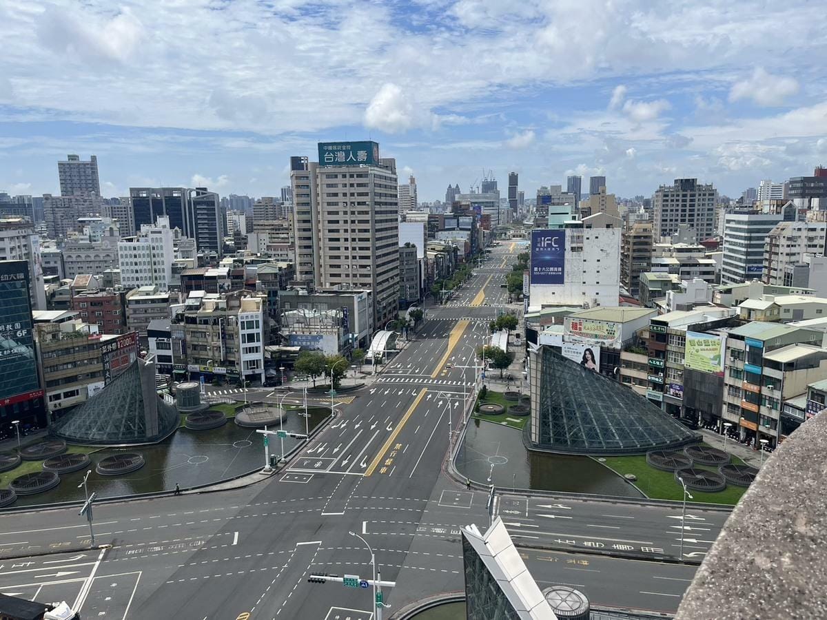 高雄市2025城鎮韌性(防空)演習登場，市區馬路完全淨空。 圖：高雄市警察局/提供