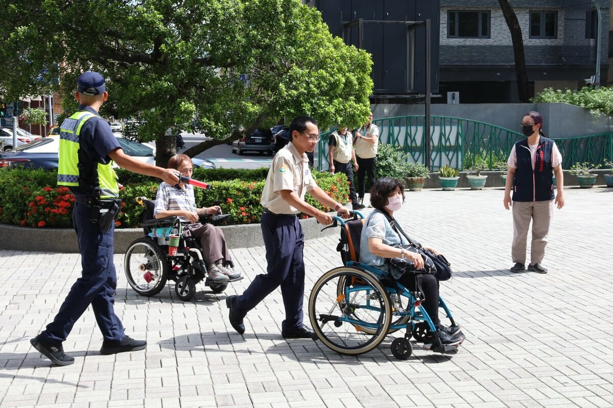 十全國小進行安撫災民情緒與照護弱勢群體的相關演練。 圖：張博洋/提供