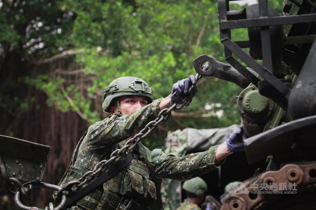 國軍「漢光41號」實兵操演16日進入第8天，陸軍模擬CM11戰車機動過程中故障，通知前進支援小組保修。中央社記者游凱翔攝　114年7月16日 圖：中央社提供