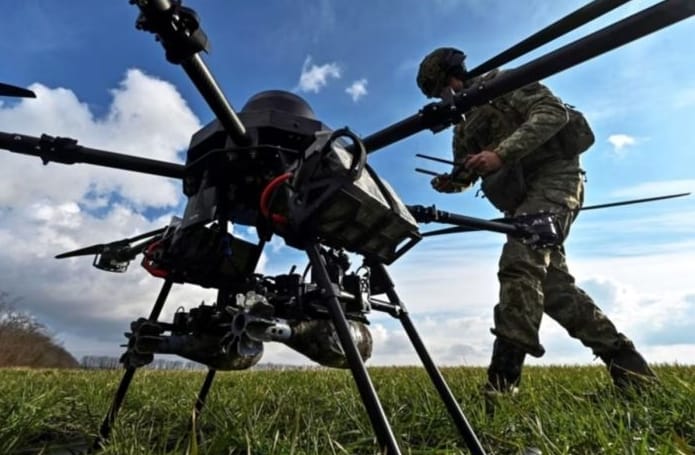 無人機攜帶炸彈對敵軍進行攻擊。(示意圖) 圖 : 翻攝自X
