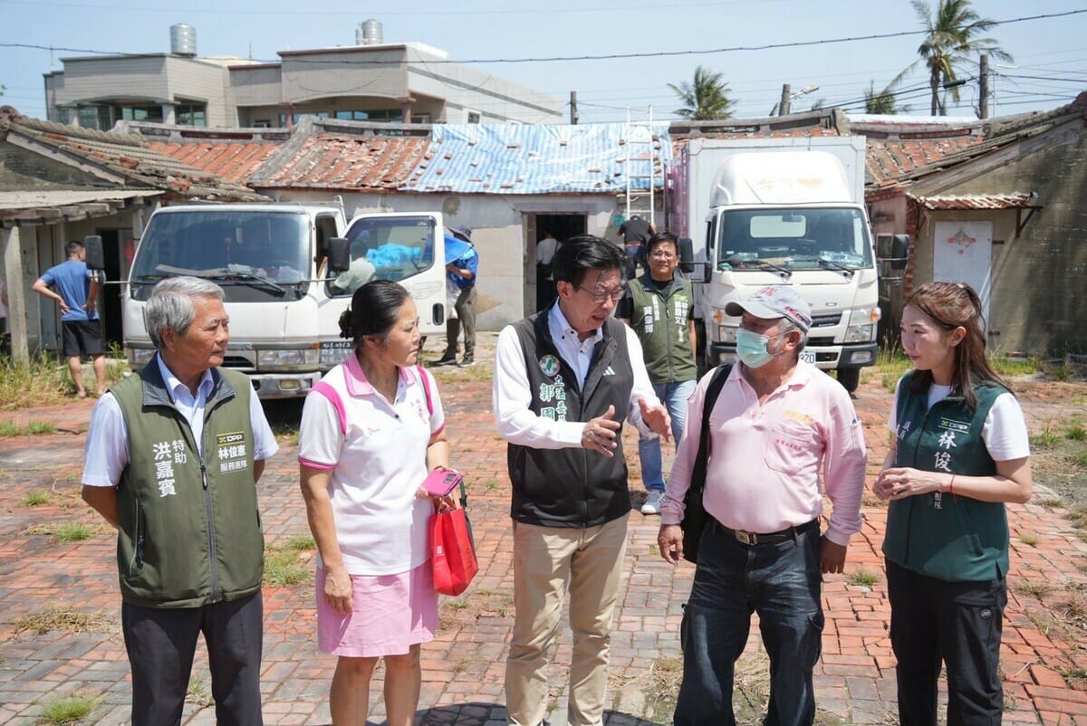 面對台南災後整建，立法委員郭國文、林俊憲媒合「社團法人台灣心義工團」進駐七股，協助災民到屋頂蓋帆布， 圖：郭國文服務處提供