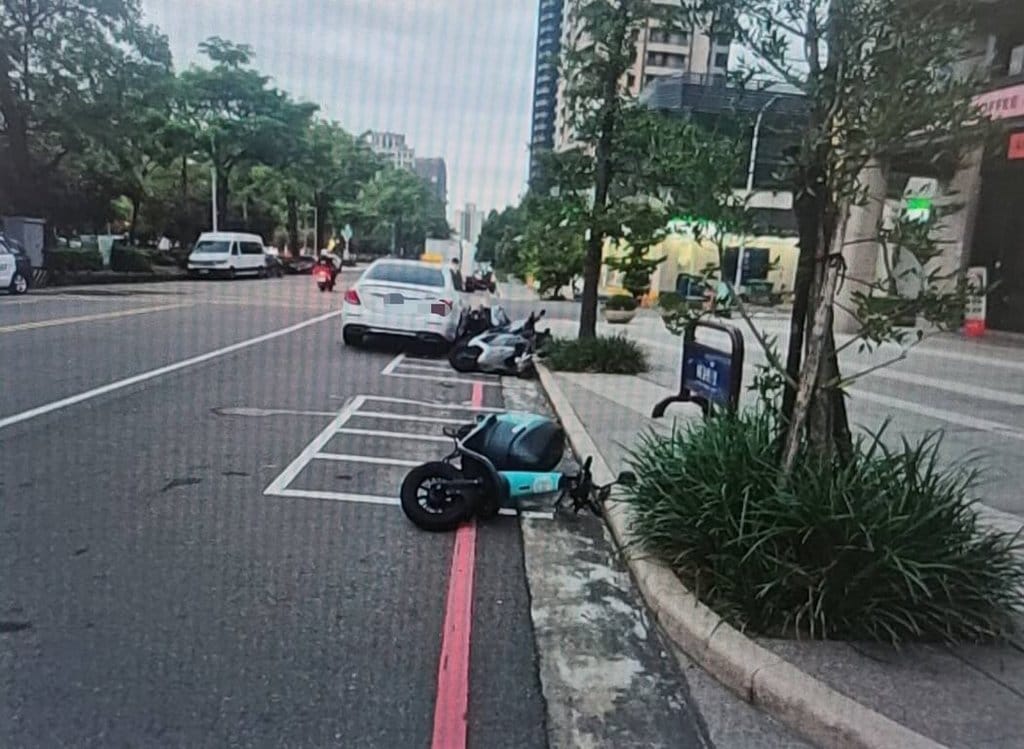 台中男子日前酒駕開車遇警攔查，情急之下竟跳到副駕駛座、坐壓友人身上，導致車輛失控連撞6輛停路邊汽機車才停下。（民眾提供）中央社記者郝雪卿傳真  114年7月17日