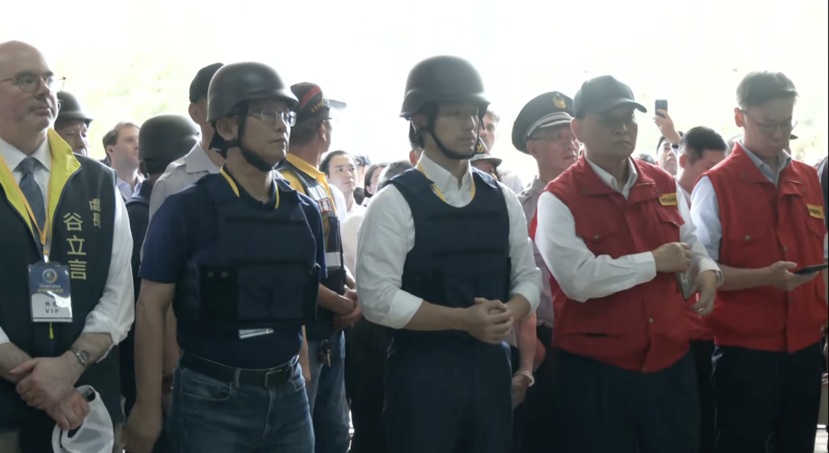 蔣萬安（左三）、林飛帆（右一）、谷立言（左一）視導城鎮韌性演習。 圖：翻攝自共訊