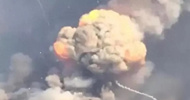 有中國記者指出，烏軍的某座空軍基地疑似在遭遇空襲時發生爆炸，並產生了小型蘑菇雲。該名記者分析認為，俄軍近期頻繁發動空襲的主要原因，可能與針對烏軍的報復或是準備發起新一輪大規模攻勢有關。 圖：翻攝自 騰訊網 金亮