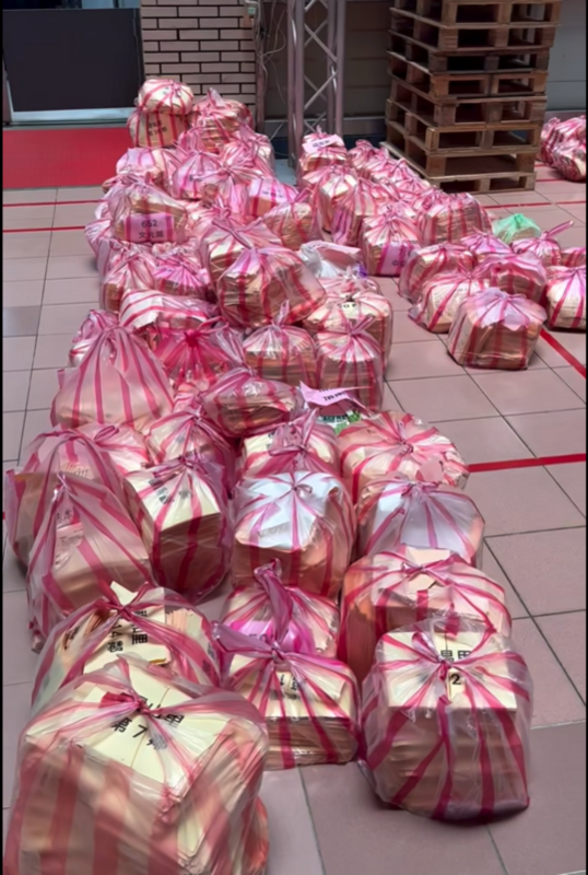 張嘉玲前往中和區公所，拍攝中和區93個里，總共34萬7363份準備回收的投票通知單。 圖：翻攝自張嘉玲threads