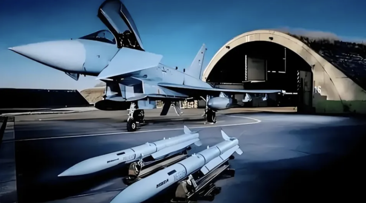 中國空軍第五代隱身戰鬥機殲-20 進行一項「霹靂-17」 超遠程空對空導彈的飛行訓練。 圖：翻攝自 矚望雲霄