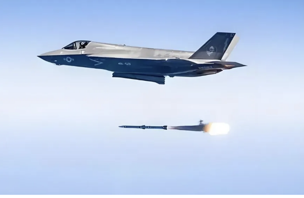 霹靂-17 導彈作為一款射程超過 400 至 500 公里的超遠程空對空武器，體型長達約 5.8 公尺，遠超殲-20 內置彈艙的最大容納長度（約 4.5 公尺），因此只能透過機翼外掛方式攜帶。 圖：翻攝自 矚望雲霄