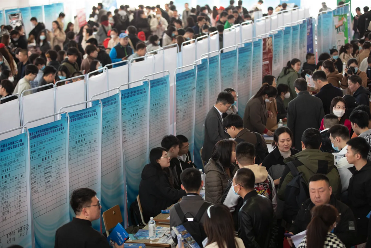 中國就業問題在Covid-19疫情過後愈來愈嚴重，其中，青年失業率一直居高不下，導致社會出現各種詭異的現象，隱然也瀰漫著不穩定的氛圍。 圖：翻攝自新華社(資料照)