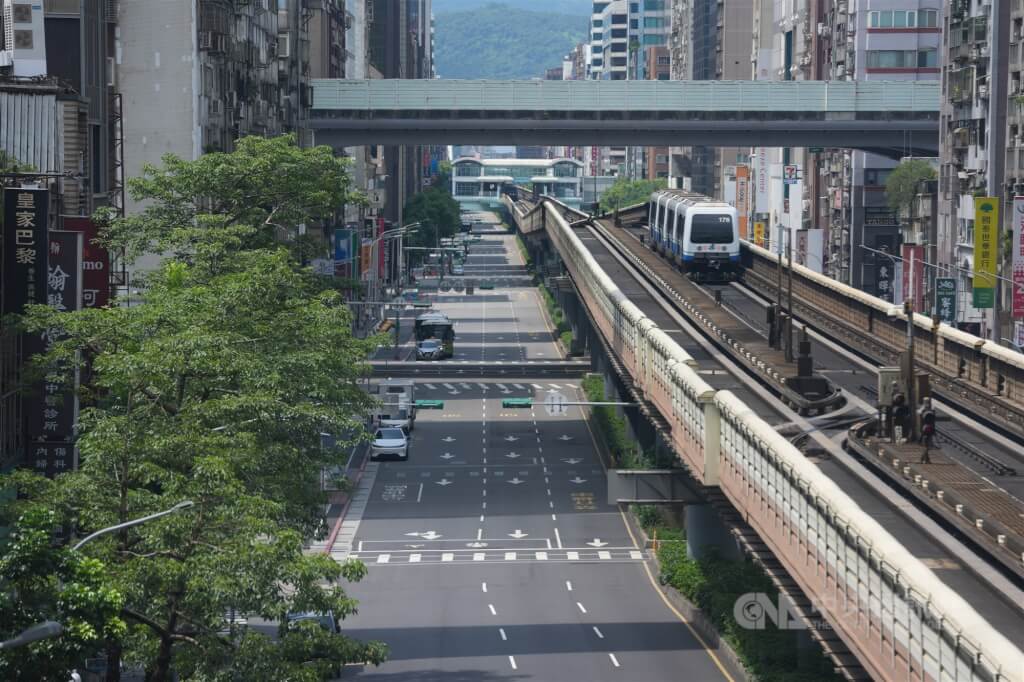 2025城鎮韌性防空演習17日下午1時30分至2時在台北市登場，車輛停靠路邊。中央社記者徐肇昌攝　114年7月17日