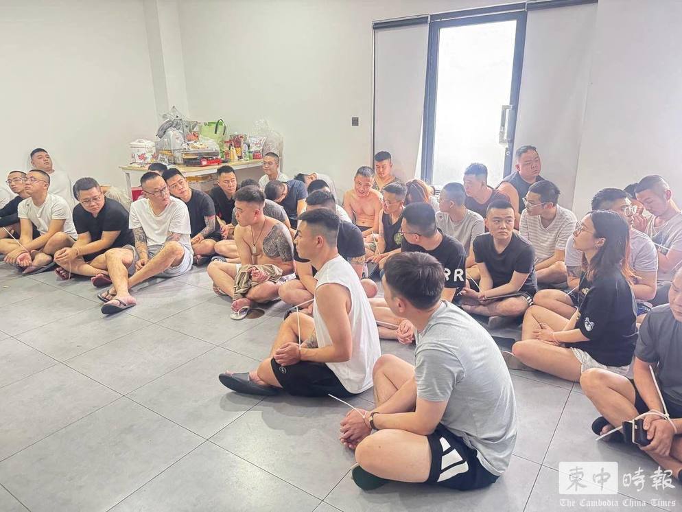 根據柬埔寨警方通報，最新一波突襲行動鎖定首都金邊的萬景崗區及森速區兩處新興詐騙機房，當地特種部隊配合警力強勢攻堅，查獲大量詐騙工具，包括 469 部手機、127 台電腦等證物。此次行動共逮捕 100 名嫌犯，75 人為台灣籍，另有 24 名中國籍及 1 名越南籍人士。 圖:翻攝自柬中時報