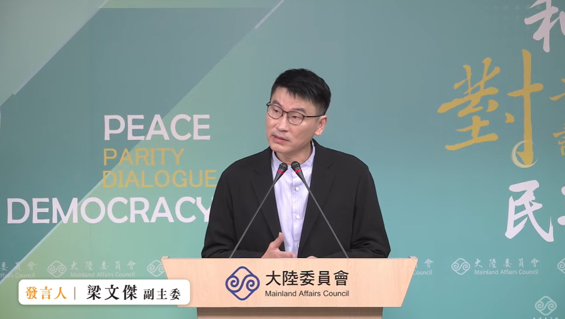 大陸委員會副主委暨發言人梁文傑今（17）日在例行記者會上主動表示，對岸透過媒體影響台灣關於「大罷免」的輿論，單單這半個月就發了20則評論文章，指稱「大罷免就是在搞綠色恐怖」。 圖：擷自直播畫面